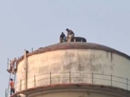 VIDEO: रेलवे स्टेशन पर पानी की टंकी पर चढ़ा शख्स, बचाने के लिए फायर ब्रिगेड और RPF उतरी मैदान में; देखें वीडियो