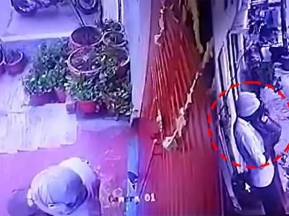 Lucknow Spitting Incident milkman caught CCTV spitting milk sparks outrage Spitting before delivering milk homes accused Mohammed Sharif aka Pappu arrested watch | Lucknow Spitting Incident: घरों में दूध पहुंचाने से पहले 'थूक', आरोपी मोहम्मद शरीफ उर्फ पप्पू अरेस्ट, सीसीटीवी कैमरे में रिकार्ड, देखिए Lucknow Spitting Incident milkman caught CCTV spitting milk sparks outrage Spitting before delivering milk homes accused Mohammed Sharif aka Pappu arrested watch | Lucknow Spitting Incident: घरों में दूध पहुंचाने से पहले 'थूक', आरोपी मोहम्मद शरीफ उर्फ पप्पू अरेस्ट, सीसीटीवी कैमरे में रिकार्ड, देखिए