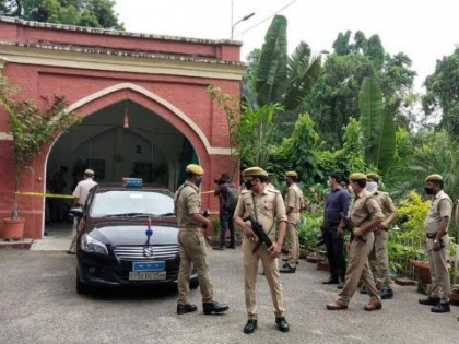 Lucknow double murder case: miscreants shot into railway house by wife and son of railway officer | लखनऊ के हाई सिक्योरिटी जोन में डबल मर्डर से सनसनी, रेलवे अधिकारी की पत्नी-बेटे को बदमाशों ने घर में घुसकर मारी गोली
