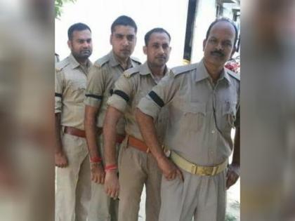 Lucknow shootout: rebel policeman protested against arrest of accused Prashant Chaudhary | लखनऊ गोलीकांडः प्रशांत के लिए काली पट्टी बांध ड्यूटी कर रहे हैं ये जवान, 5 अक्टूबर को मानएंगे काला दिवस Lucknow shootout: rebel policeman protested against arrest of accused Prashant Chaudhary | लखनऊ गोलीकांडः प्रशांत के लिए काली पट्टी बांध ड्यूटी कर रहे हैं ये जवान, 5 अक्टूबर को मानएंगे काला दिवस