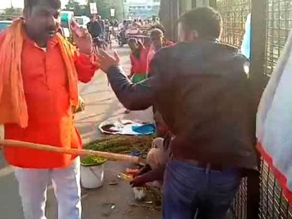 Lucknow: video viral in saffron kurta's throttle, assault a Kashmiri dry fruit seller in Lucknow, arrested | लखनऊः भगवाधारी युवकों ने ड्राई फ्रूट्स बेच रहे कश्मीरी युवक को पीटा, वीडियो वायरल होने पर आरोपी गिरफ्तार