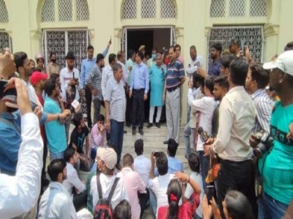 Lucknow University professor trapped by making statement on Kashi Vishwanath temple | काशी विश्वनाथ मंदिर पर विवादित बयान देकर फंसे लखनऊ यूनिवर्सिटी के प्रोफेसर, एबीवीपी के छात्रों ने लगाया "देश के गद्दारों को .... गोली मारो .... को" का नारा