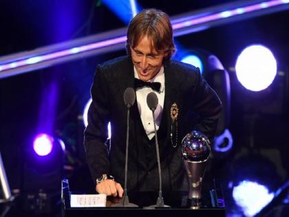 luka modric wins fifa mens player award 2018 beating cristiano ronaldo and mohamed salah | फीफा अवॉर्ड 2018: रोनाल्डो, सालाह को पीछे छोड़ क्रोएशिया के लुका मोड्रिक बने साल के सर्वश्रेष्ठ खिलाड़ी luka modric wins fifa mens player award 2018 beating cristiano ronaldo and mohamed salah | फीफा अवॉर्ड 2018: रोनाल्डो, सालाह को पीछे छोड़ क्रोएशिया के लुका मोड्रिक बने साल के सर्वश्रेष्ठ खिलाड़ी