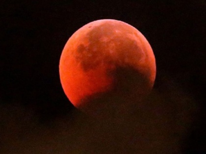 Lunar Eclipse 2019 july sutak time and why it is called half blood thunder moon | Lunar Eclipse 2019: कल आधी रात से भारत में दिखेगा अद्भुत चंद्रग्रहण, जानिए ग्रहण का समय और क्यों है ये खास