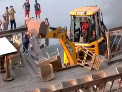 Bulldozer action on Luthras' Romeo Lane shack in Goa's Vagator after Arpora club fire | अरपोरा क्लब में आग लगने के बाद गोवा के वागाटोर में लूथरा के नाइट क्लब पर चला बुलडोजर Bulldozer action on Luthras' Romeo Lane shack in Goa's Vagator after Arpora club fire | अरपोरा क्लब में आग लगने के बाद गोवा के वागाटोर में लूथरा के नाइट क्लब पर चला बुलडोजर