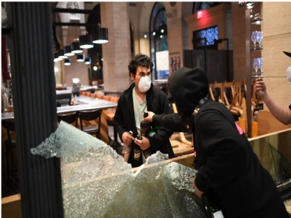 George Floyd Death: luxury stores looted and vandalized during the protests in new york city | न्यूयॉर्क शहर में जॉर्ज फ्लॉयड की मौत के खिलाफ विरोध प्रदर्शन के बीच लोगों ने लूटी कई लग्जरी दुकानें, 8 हजार पुलिसकर्मी किए तैनात