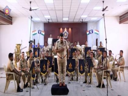 mumbai police band rendition of the iconic james bond theme goes viral on social media netizens loved it | मुंबई पुलिस ने जेम्स बॉन्ड थीम पर दी मजेदार परफॉर्मेस, सोशल मीडिया पर लोगों ने की तारीफ mumbai police band rendition of the iconic james bond theme goes viral on social media netizens loved it | मुंबई पुलिस ने जेम्स बॉन्ड थीम पर दी मजेदार परफॉर्मेस, सोशल मीडिया पर लोगों ने की तारीफ