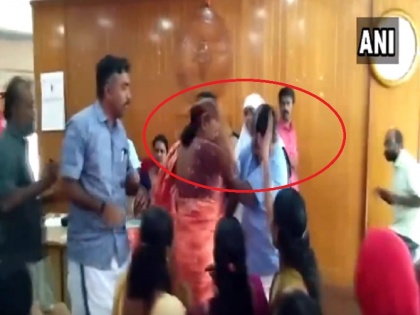 Kerala Ruckus in Neyyattinkara Municipal Corporation in Thiruvananthapuram with CPM & UDF during budget discussions | VIDEO: बजट चर्चा के दौरान भिड़ गए कांग्रेस और सीपीएम पार्षद, महिला ने विपक्षी को जड़ा थप्पड़