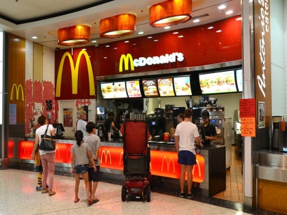 Fast food restaurant chain McDonald's sell business Russia ukraine crisis company give free salary employees till business sold | Russia McDonalds: रूस में अपने कारोबार को बंद कर धंधे को बेचने जा रही है मैकडॉनल्ड्स, कंपनी Business बेचने तक कर्मचारियों को देती रहेगी फ्री में सैलेरी