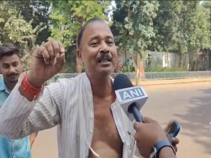 VIDEO: Denied a ticket, RJD leader staged a dramatic drama outside Lalu Prasad Yadav's residence, tearing his kurta and rolling on the street in tears | VIDEO: टिकट नहीं मिली तो राजद नेता ने लालू प्रसाद यादव के आवास के बाहर किया भयंकर ड्रामा, कुर्ता फाड़ा, सड़क पर लोटपोट होकर रोए