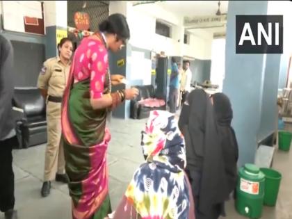 Hyderabad BJP candidate Madhavi Latha asks Muslims to remove burqa for ID check | VIDEO: हैदराबाद से भाजपा उम्मीदवार माधवी लता ने मुस्लिम महिलाओं से आईडी जांच के लिए बुर्का हटाने को कहा, वीडियो वायरल होने के बाद FIR दर्ज