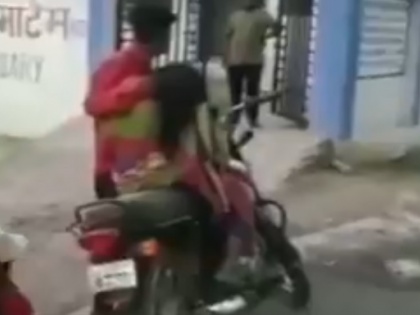 Madhya Pradesh: Man brought dead body of mother on a motorcycle for post mortem after being allegedly denied hearse van by district hospital | मध्य प्रदेश: एम्बुलेंस नहीं मिला तो बाइक पर ले गया मां का शव, वीडियो वायरल