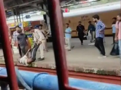 Madhya Pradesh: Shocking Video of a cop dangling old man on rail platform | मध्यप्रदेश : पुलिस कर्मी ने बुजुर्ग को बुरी तरह पीटा, प्लैटफार्म पर लटकाया, घटना के दौरान किया गया लाइव स्ट्रीम