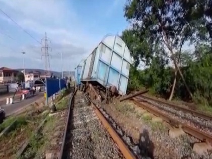 Madhya Pradesh Two coaches of goods train carrying LPG derailed in Jabalpur accident occurred during unloading | जबलपुर में एलपीजी ले जा रही मालगाड़ी के दो डिब्बे पटरी से उतरे, अनलोडिंग के दौरान हुआ हादसा
