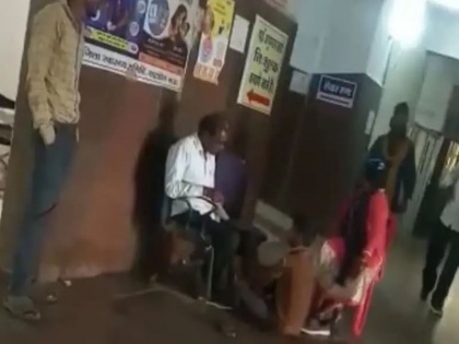 madhya pradesh Beauhari Civil Hospital dresser mahendra telling minor to do foot massage by luring him biscuits video viral | Watch: बिस्किट का लालच देकर अस्पताल कर्मचारी नाबालिग से करा रहा था पैरों की मालिश, बीएमओ ने लिया यह एक्शन