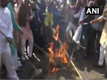 bjp workers protest in madhya pradesh over party leaders murder cases | MP: बीजेपी नेताओं की हत्याओं के बाद सूबे में गरमायी सियासत, 'बेपटरी हो गई कानून व्यवस्था'