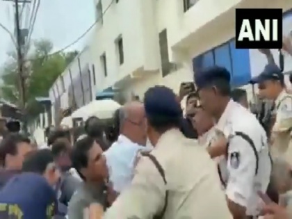 Madhya Pradesh congress Digvijay Singh clashed mp police outside district panchayat office caught officer collar photo viral | Video: जिला पंचायत ऑफिस के बाहर दिग्विजय सिंह ने पुलिस से की धक्कामुक्की, पकड़ा अफसर का कॉलर, देखें वायरल वीडियो