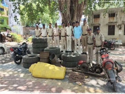 Madhya Pradesh Interstate gang that stole trucks and sold them in pieces busted 3 arrested | मध्य प्रदेश: ट्रक की चोरी कर टुकड़ों में बेचने वाले अंतरराज्यीय गिरोह का पर्दाफाश, 3 गिरफ्तार- बाकी की तलाश जारी