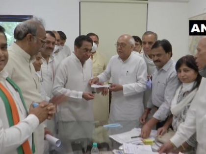 Madhya Pradesh Bhopal BJP leader & former state minister Balendu Shukla joins Congress in presence of former Chief Minister Kamal Nath | Madhya Pradesh by election 2020: भाजपा को झटका, पूर्व सांसद प्रेमचंद्र गुड्डू के बाद पूर्व मंत्री बालेन्दु शुक्ला ने थामा हाथ