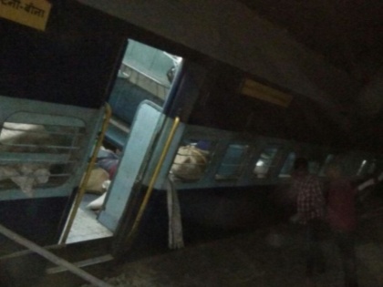 Madhya Pradesh: 5 coaches of Katni-Chopan passenger train derailed between Salhna-Pipariyakala in Katni district | मध्य प्रदेश: कटनी-चोपन पैसेंजर ट्रेन के 5 डिब्बे पटरी से उतरे, 12 घायल