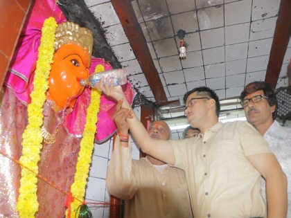 MP: Collector offers liquor to ChaubishKhanba Devi of Ujjain | MP: कलेक्टर ने उज्जैन की चौबीसखंबा देवी को मदिरा भोग लगा किया पूजन अर्चन