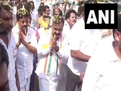 Lok Sabha Elections 2024: Congress candidate Manickam Tagore distributed 'cash' during campaigning in Madurai, Tamil Nadu, said- "Tamil Nadu stands with MK Stalin" | Lok Sabha Elections 2024: तमिलनाडु के मदुरै में कांग्रेस प्रत्याशी मनिकम टैगोर ने प्रचार के दौरान बांटा 'कैश', कहा- "तमिलनाडु खड़ा है स्टालिन के साथ"