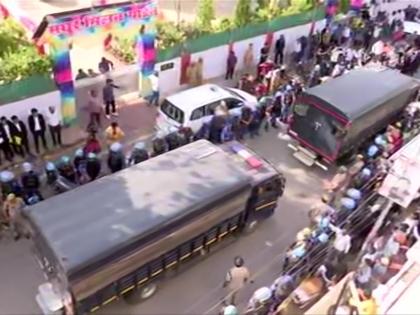 Atiq Ahmed News Mafia-turned-politician Atiq Ahmed Police cavalcade leaves Gujarat jail hours after conviction in kidnapping case in UP's Prayagraj | Atiq Ahmed News: गैंगस्टर से नेता बने पूर्व सांसद अतीक अहमद को साबरमती कारागार ले जा रही यूपी पुलिस, जानें पूरा मामला