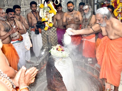 Ujjain: More than 63 thousand devotees visited Mahakal temple during Bhasmarti | उज्जैन: महाकाल मन्दिर में भस्मार्ती के दौरान 63 हज़ार से अधिक श्रद्धालुओं ने किये भोलेनाथ के दर्शन