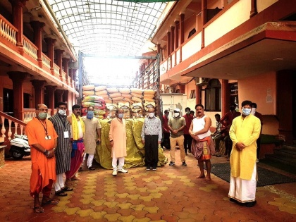 Ujjain: Shri Mahakaleshwar Mandir Pujari Samiti donate flour and gram in Mahakal Annakshetra | उज्जैन: श्री महाकालेश्वर मंदिर पुजारी समिति ने महाकाल अन्नक्षेत्र में आटा और चना दान किया, रोजाना 2000 लोगों के मिल रहा भोजन