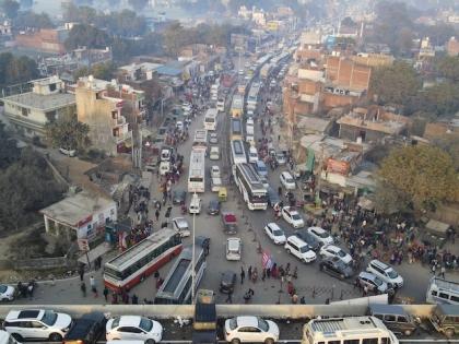 Mahakumbh 2025 Traffic Jam 300 km-long traffic chokes roads to Maha Kumbh Bad condition Prayagraj, Kashi Ayodhya flood of devotees local people see video | Mahakumbh 2025 Traffic Jam: 300 किमी लंबा ट्रैफिक जाम?, प्रयागराज, काशी और अयोध्या में बुरा हाल!, श्रद्धालुओं का सैलाब, देखें वीडियो