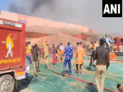 Fire broke out in the camp on Old GT Road in Mahakumbh Mela 2025 | Mahakumbh 2025: महाकुंभ के ओल्ड जीटी रोड पर लगी भीषण आग, कई शिविर जलकर खाक; दमकल विभाग मौजूद