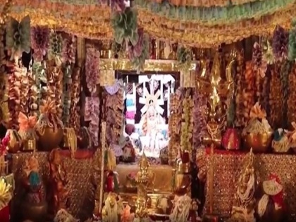 Mahalaxmi temple decorated with diamonds and pearls on the occasion of Dhanteras, long queues of devotees | धनतेरस के अवसर पर हीरे-मोती और पैसों से सजाया गया महालक्ष्मी मंदिर, भक्तजनों की लगी लंबी कतारें