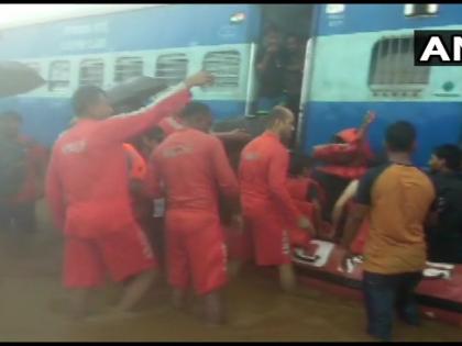 Mumbai Kolhapur Mahalaxmi Express with 2000 passengers onboard struck rescue operations hampered | ट्रैक डूबने से बीच रास्ते फंसी महालक्ष्मी एक्सप्रेस, नेवी हेलीकॉप्टर और एनडीआरएफ टीम ने अब तक बचाए 500 यात्री