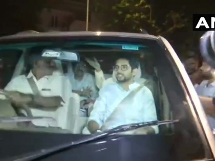 Maharashtra: Shiv Sena leaders Uddhav Thackeray and Aaditya Thackeray reach NCP leader Sharad Pawar's residence in Mumbai | महाराष्ट्रः एनसीपी मुखिया शरद पवार से मिलने देर रात उनके मुंबई स्थित आवास पहुंचे उद्धव और आदित्य ठाकरे