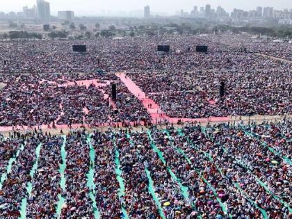 maharashtra award function lu death 12 people died severe heat 20 people hospitalized compensation five lakh rupees relatives dead | महाराष्ट्र पुरस्कार समारोह लू मौत: प्रचंड गर्मी की चपेट में आकर मरने वालों की संख्या 12, 20 लोग अस्पताल में भर्ती, मृतकों के परिजनों को पांच-पांच लाख रुपये का मुआवजा maharashtra award function lu death 12 people died severe heat 20 people hospitalized compensation five lakh rupees relatives dead | महाराष्ट्र पुरस्कार समारोह लू मौत: प्रचंड गर्मी की चपेट में आकर मरने वालों की संख्या 12, 20 लोग अस्पताल में भर्ती, मृतकों के परिजनों को पांच-पांच लाख रुपये का मुआवजा