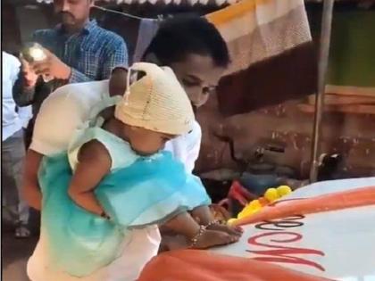 person who imprinted daughter feet on car is being praised in maharashtra | महाराष्ट्र: कार पर बेटी के पैरों की छाप, लोगों ने जमकर की तारीफ, मत्री अशोक चव्हाण भी हुए कायल