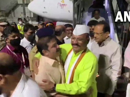 Maharashtra CM Eknath Shinde arrives Mumbai Airport faction Shiv Sena MLAs from Goa BJP leaders Chandrakant Patil and Devendra Fadnavis see video | शिवसेना शिंदे गुट के विधायक मुंबई पहुंचे, बीजेपी नेता पाटिल और फड़नवीस मिलने पहुंचे, देखें वीडियो