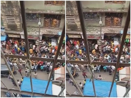 maharashtra man pintu nisar beaten doubt child lifter mumbai police save life thane diva viral video | Watch: बच्ची को उठाते ही उसकी मां ने चिल्लाया बच्चा चोर, लोगों ने की आरोपी की जमकर पिटाई तो पुलिस ने बचाई जान