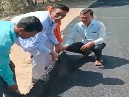 Viral Video Maharashtra villagers lifts newly made road with bare hands in Jalna district | ऐसा 'बोगस' काम! महाराष्ट्र में बनी नई सड़क को ग्रामीणों ने अपने हाथ में उठा लिया, वीडियो देखकर रह जाएंगे हैरान