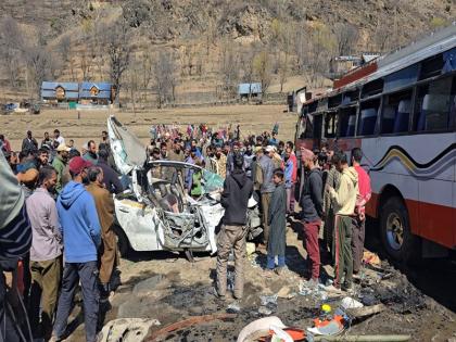 Four people including three tourists from Maharashtra died in a road accident in Kashmir | कश्मीर में महाराष्ट्र के तीन टूरिस्टों समेत चार की सड़क हादसे में मौत Four people including three tourists from Maharashtra died in a road accident in Kashmir | कश्मीर में महाराष्ट्र के तीन टूरिस्टों समेत चार की सड़क हादसे में मौत