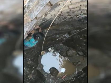 Maharashtra Woman Risks Life To Fetch Water From Almost Dry Well Watch Video | महाराष्ट्र: काफी हद तक सूख चुके कुएं से पानी निकालने के लिए महिला ने लगाई जान की बाजी, देखें वीडियो Maharashtra Woman Risks Life To Fetch Water From Almost Dry Well Watch Video | महाराष्ट्र: काफी हद तक सूख चुके कुएं से पानी निकालने के लिए महिला ने लगाई जान की बाजी, देखें वीडियो