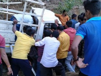 Maharashtra: SUV falls from bridge in Yavatmal, seven dead, 12 injured | महाराष्ट्र के यवतमाल में एसयूवी पुल से नीचे गिरी, 7 लोगों की मौत, 12 घायल, यूपी के आजमगढ़ में सड़क हादसे में गई 3 लोगों की जान