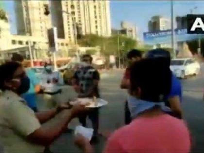 Video: Police perform aarti to shame people for violating lockdown in Maharashtra | Video: महाराष्ट्र में लोगों ने किया लॉकडाउन का उल्लंघन तो शर्मसार करने के लिए पुलिस ने उतारी आरती Video: Police perform aarti to shame people for violating lockdown in Maharashtra | Video: महाराष्ट्र में लोगों ने किया लॉकडाउन का उल्लंघन तो शर्मसार करने के लिए पुलिस ने उतारी आरती