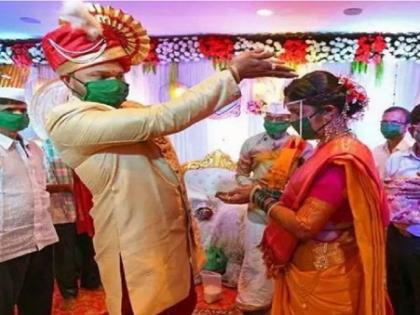 Maharashtra couple married in private wearing mask, day before public curfew due to corona outbreaks | मास्क पहनकर जोड़े ने एक निजी समारोह में किया विवाह, जनता कर्फ्यू के कारण एक दिन पहले की शादी