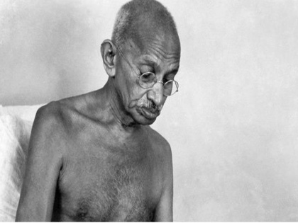 Gandhi Chaupal: A initiative to fulfill Mahatma Gandhi's dreams | बापू की तस्वीर, दरी और ढोलक...जहां लोग दिखे, शुरू हो गया 'रघुपति राघव' गाना, मध्य प्रदेश में लग रहा अनूठा गांधी चौपाल
