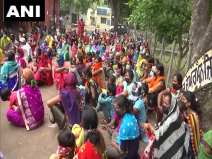 Amritsar: Several migrant Workers are demonstrating outside the Deputy Commissioner's Office to Return to their home in Chhattisgarh. | Coronavirsu Lockdown:घर जाने के प्रदर्शन कर रही महिला बोली, "लॉकडाउन हमें कोरोना वायरस से पहले मार डालेगा"