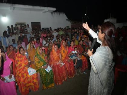In Bihar politics, women who were once mere spectators at rallies held by male leaders are now taking center stage, and women are outnumbering men in voting | बिहार की सियासत में कभी पुरुष नेताओं की रैलियों में दर्शक बनीं महिलाएं अब खुद संभाल रही हैं मंच, मतदान में महिलाएं हैं पुरुषों से आगे