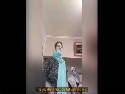 The phrase “I pee on your turban” went viral after a woman resisted a cleric who was trying to force her to wear hijab | वायरल वीडियो: मॉल में मौलाना ने नकाब के लिए टोका तो भड़क गयी महिला, हिजाब फेंककर सुना दी खरीखोटी