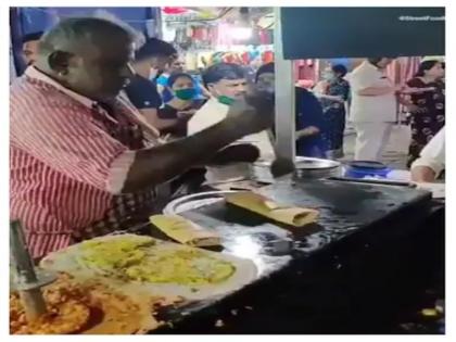 anand mahindra shares viral video of dosa vendor who is better than robots watch it | रोबोट से भी तेज डोसा बनाता है ये आदमी, आनंद महिंद्रा ने शेयर किया वीडियो, कहा- मैं इस आदमी को देखकर थक गया हूं