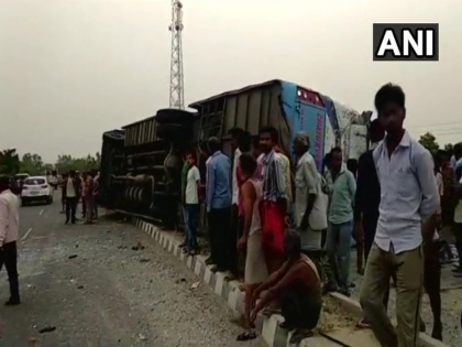 up mainpuri bus accident double decker bus road accident in mainpuri many passengers died and injured | उत्तर प्रदेशः मैनपुरी में तेज रफ्तार बस बेकाबू होकर पलटी, 17 लोगों की मौत और 35 लोग घायल